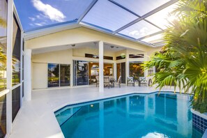 INDOOR OUTDOOR LIVING