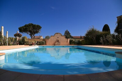 FREE WIFI,  Gated parking, Villa balcony & terrace overlooking shared pool