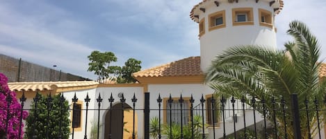 Casa Maravilla met 4 slaapkamers, tuinkamer en privé zwembad. Pure luxe !!