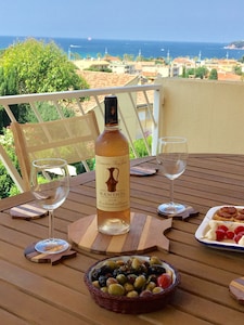 Herrlicher Meerblick auf die Bucht von SANARY, geräumig, ruhig, Terrasse, Klimaanlage, ALLES ZU FUSS 