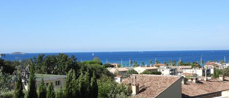 Vue de la terrasse en direction du phare du Rouveau

