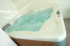 Indoor spa tub