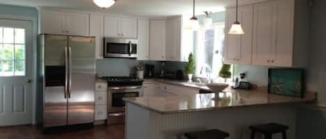 RENOVATED!  Large Kitchen Granite Counters