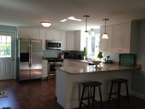 RENOVATED!  Large Kitchen Granite Counters