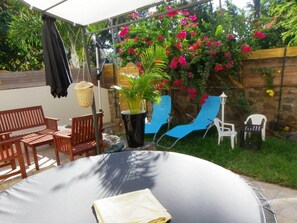 Le jardin et son jaccuzi pour un moment de détente