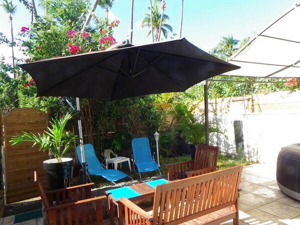 La terrasse et ses transats pour un bain de soleil.