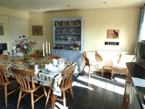 The sun streams in in the mornings to this spacious kitchen-diner