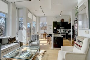 view toward kitchen
