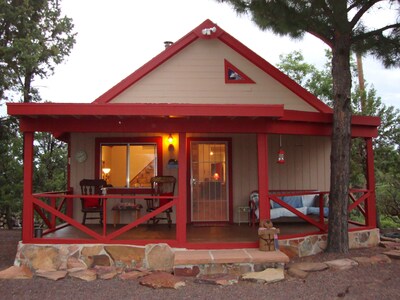 Relax on the covered porch and enjoy the beautiful City and Mountain views! 