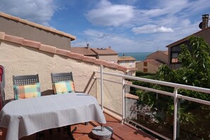 Dachterrasse, Meer im Hintergrund, Platane des Gartens rechts