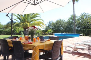 breakfast at the pool 