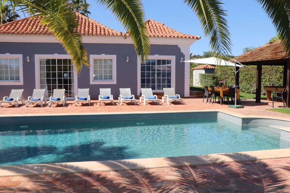pool area 