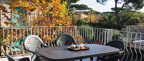 La terrazza sul giardino col tavolo