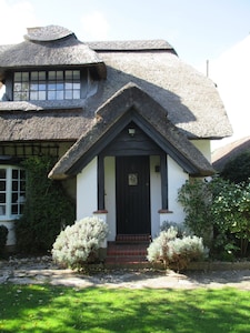 Idyllic Thatched Cottage with Outdoor Swimming Pool in West Wittering