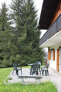 Apartment sleeps 6/8 in quiet cottage. Large garden. Car park.
