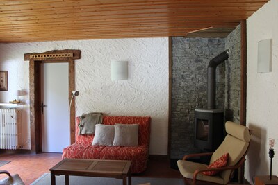 Apartment sleeps 6/8 in quiet cottage. Large garden. Car park.