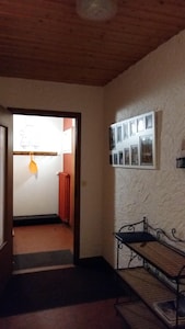 Apartment sleeps 6/8 in quiet cottage. Large garden. Car park.