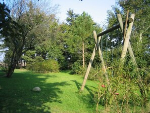 Schaukel und Weidenhütte für die Kinder