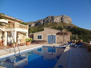 Blick über den Pool auf den Hausberg