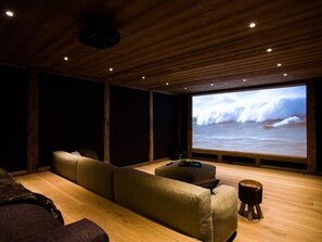 Huge Cinema - Chamonix Ski Chalet - Marmotte Mountain Zenith (1)