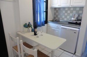 Kitchen with cooking rings,oven,fridge,toaster,kettle and all utensils