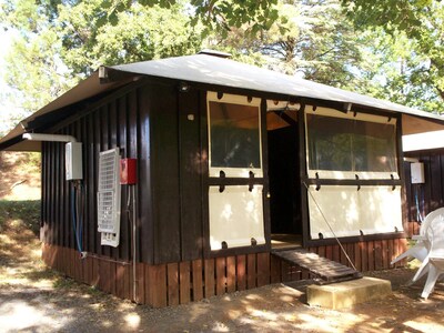 Campéole: cabane en bois munie d'un toit en toile