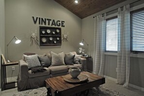 Office w/pull out sofa