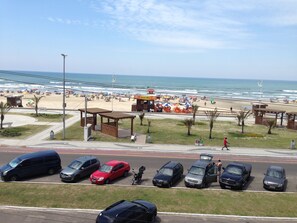 Vista do mar olhando pela varanda, manhã