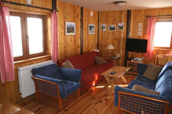 Bright living room with flat screen satelitte TV