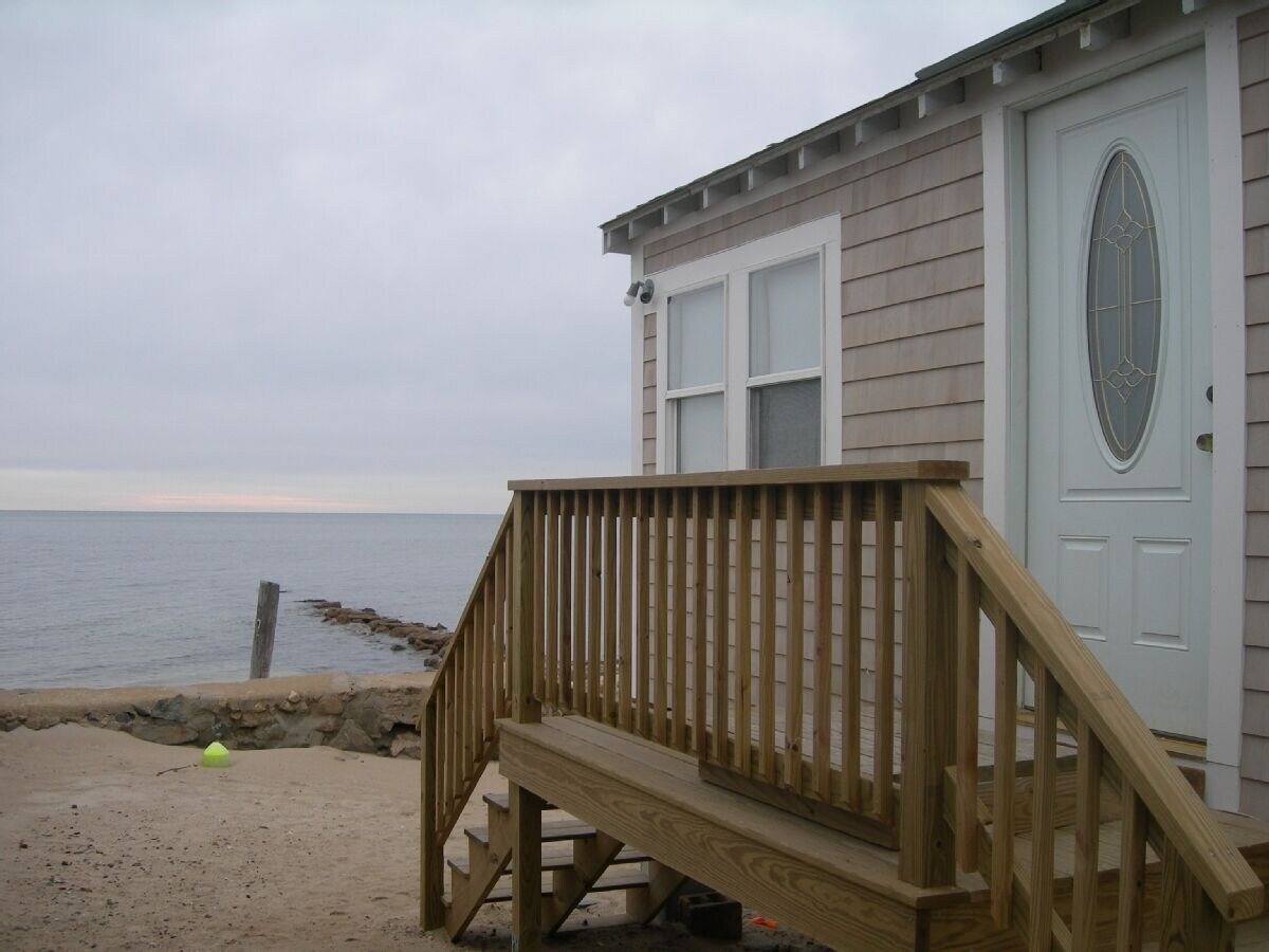 Cape Cod/Oceanfront on Nantucket Sound w/ Private Beach & Deck, Free Kayaks