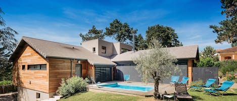 Vue de la maison depuis le jardin