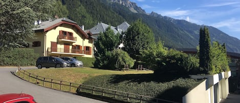 La maison de pays dans un grand jardin réservé aux 6 appartements. Parking.

