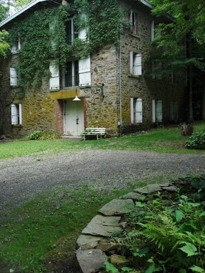 Salvato Mill: driveway and front of house
