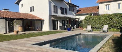 La maison, la piscine, la terrasse 