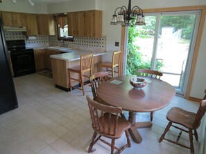 Modern Kitchen and Dinette