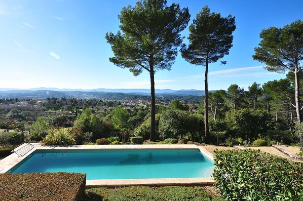 Le bassin 12x4m, de 1m à 1,70m de profondeur et tout petit bain pour bébé