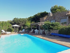 piscine et sa zone protégée