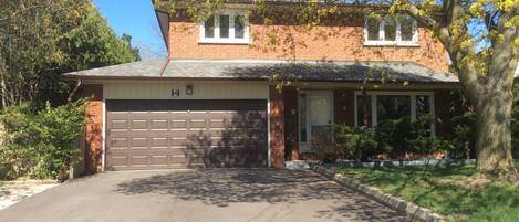 Front of house with large private driveway for parking cars