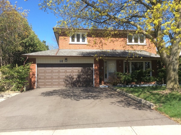 Front of house with large private driveway for parking cars