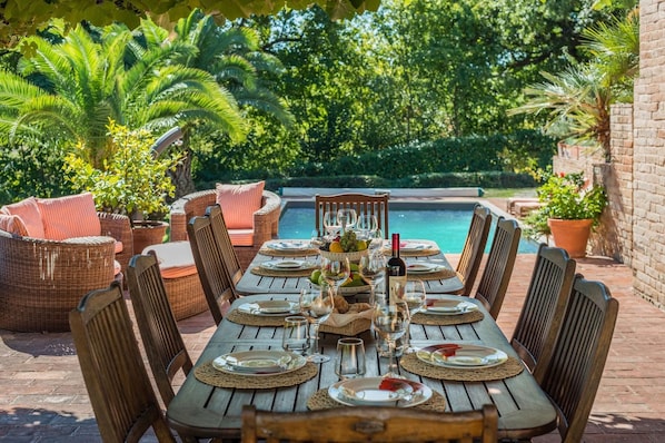 Outdoor dining