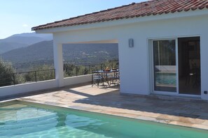 Piscine et terrasse 