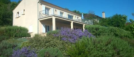 Vue arriĂšre de la maison