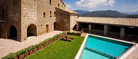 Masia Claudia is a holiday home of very high standard for 18 persons
