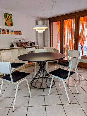 Wohnküche im Parterre mit Tisch für 6 Personen , Gasherd und Waschmaschine