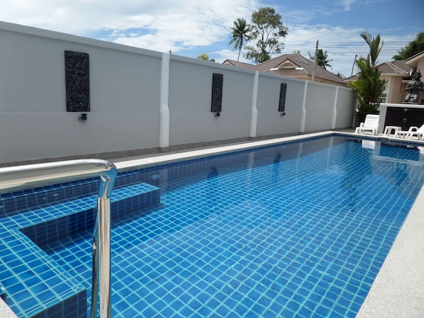 large swimming pool/jacuzzi