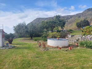 Garten mit Brunnen