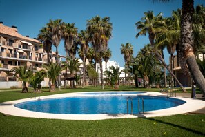 Piscina y Jardin