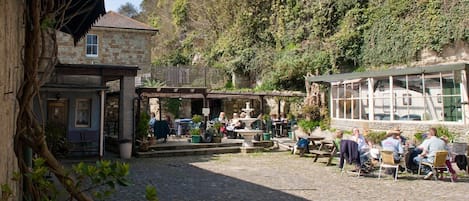 Courtyard of Bonchurch Inn