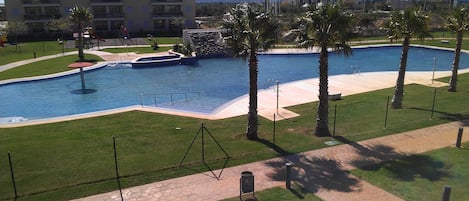 Piscine avec jet d'eau champignon jacuzzi