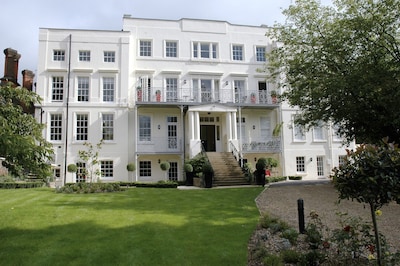 Hampton Court ,Palace,Riverside,Bijou, elegant  Apt.+ terrace, gardens, parking
